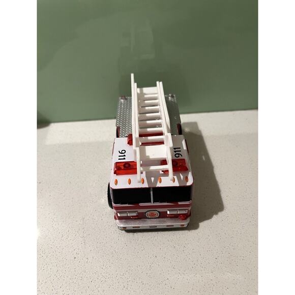 Goodbye Gear Maxx Action Fire Rescue Vehicle - With Lights and Sound - Picture 4 of 8